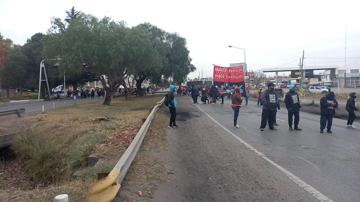 darortn's tweet photo. El frente popular Darío Santillán corta la ruta en la zona del puente carretero. https://t.co/dXlWuIQzjT