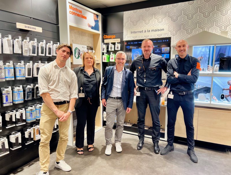 FLeMounier's tweet photo. De très belles rencontres ce matin avec les équipes des boutiques @Orange_France d’Aix et de Vitrolles @chrisfresnel @sebastienterme, 🙏 à tous … et 🙏 @XavierAncelin pour les photos. https://t.co/sSrssSWDcc