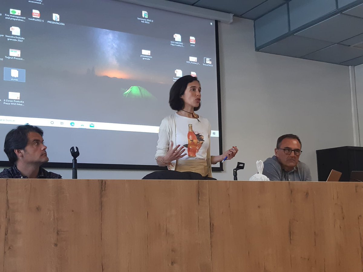 Our coordinator <a href="/JGasparFreitas/">Joana Gaspar de Freitas</a> moderating the panel of this morning in the <a href="/StandUgr/">StandUGR</a> "Histórias e narrativas de dunas"