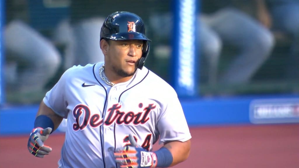 IgnacioSerrano's tweet photo. Las cuentas de Miguel Cabrera, ya actualizadas: llega a tantos hits y a tantas anotadas como Wade Boggs, leyenda de la #MLB. Y sigue avanzando en otros conteos de todos los tiempos. #DetroitRoots. La nota: https://t.co/1MhL9jgCr8 https://t.co/3BEWgjk53p