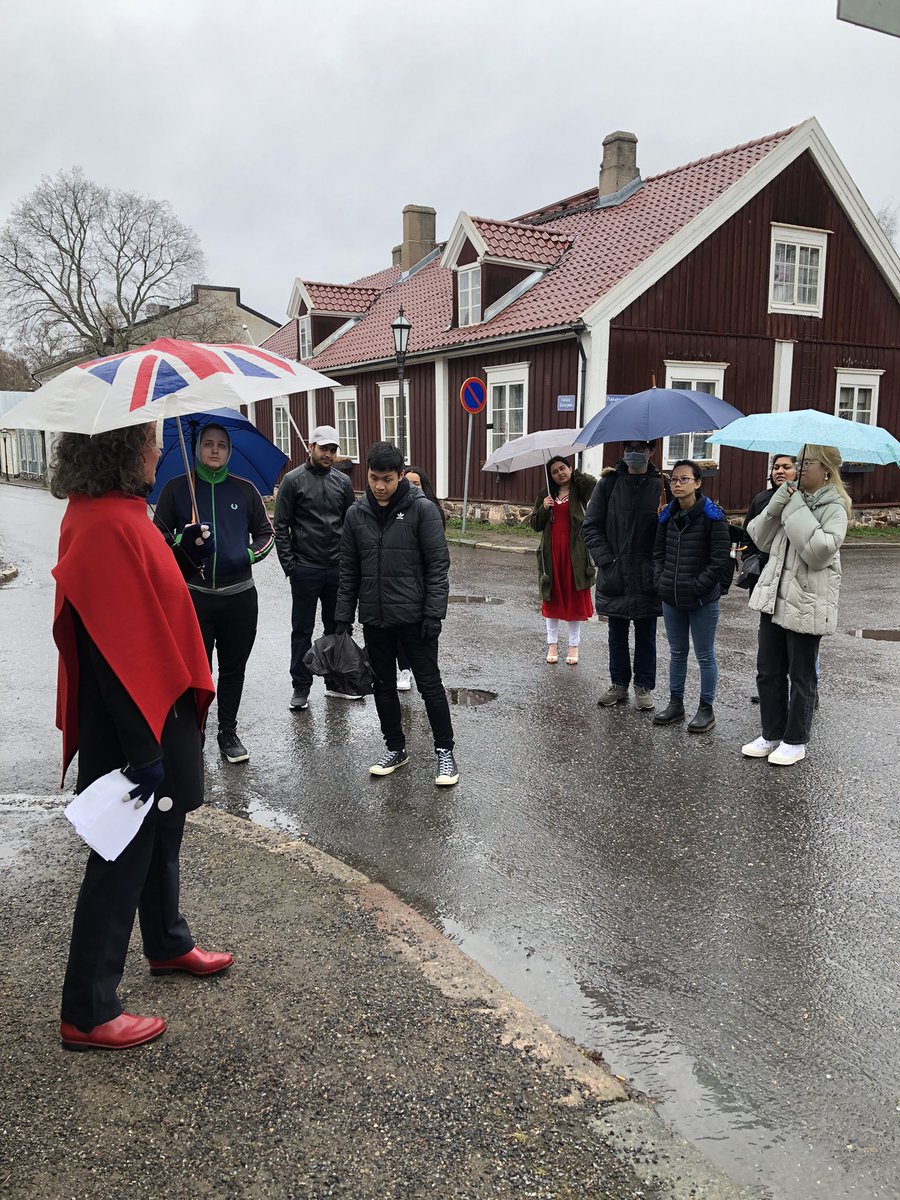 remellinsonja's tweet photo. Osallisuus ja yhteenkuuluvuus sekä asuinkaupungin historian tuntemus tekevät Kokkolasta kotikaupungin. Opastettu historiallinen Neristan-kierros tässä on oiva työkalu. Tänään #kokkolainternationalday merkeissä https://t.co/TW0zK1gMrD