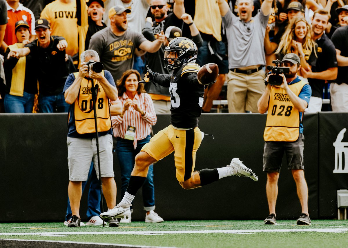 HawkeyeFootball's tweet photo. 115 days...🏈

#Hawkeyes https://t.co/YPBpSLdnPH