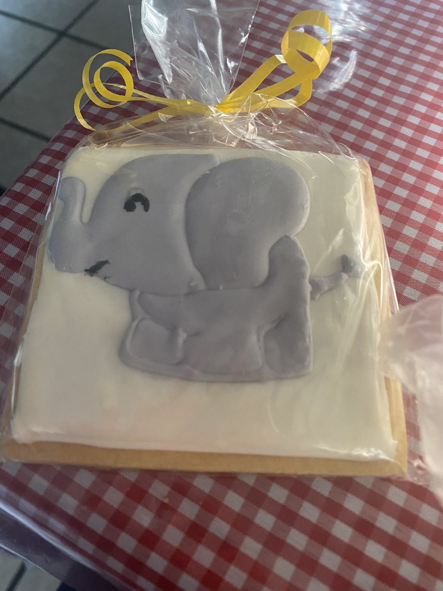 abiiggg's tweet photo. Mis alumnos saben que me gustan mucho los elefantes. 

Ahora cada que ven algo de elefantes me lo traen ya sean galletas, mochilas, cuadernos, etc… 
Y siento bien bonito 😍  

(Ah también me traen tamales y tacos 😂) https://t.co/0fedHKKtPf
