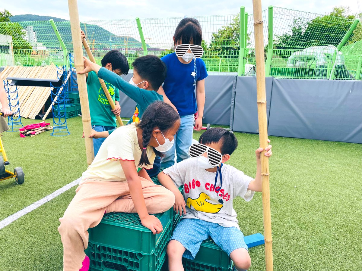 Outdoor Exploration Club: I can’t get over how creative the children are with loose parts incl. milk crates, bamboo poles, metal grates and blocks. I loved seeing their “thrones,” “stilts,” and “campfires” complete with roasting spits🔥🐷 #kispride #KIS_SeoulCampus #reggioplc