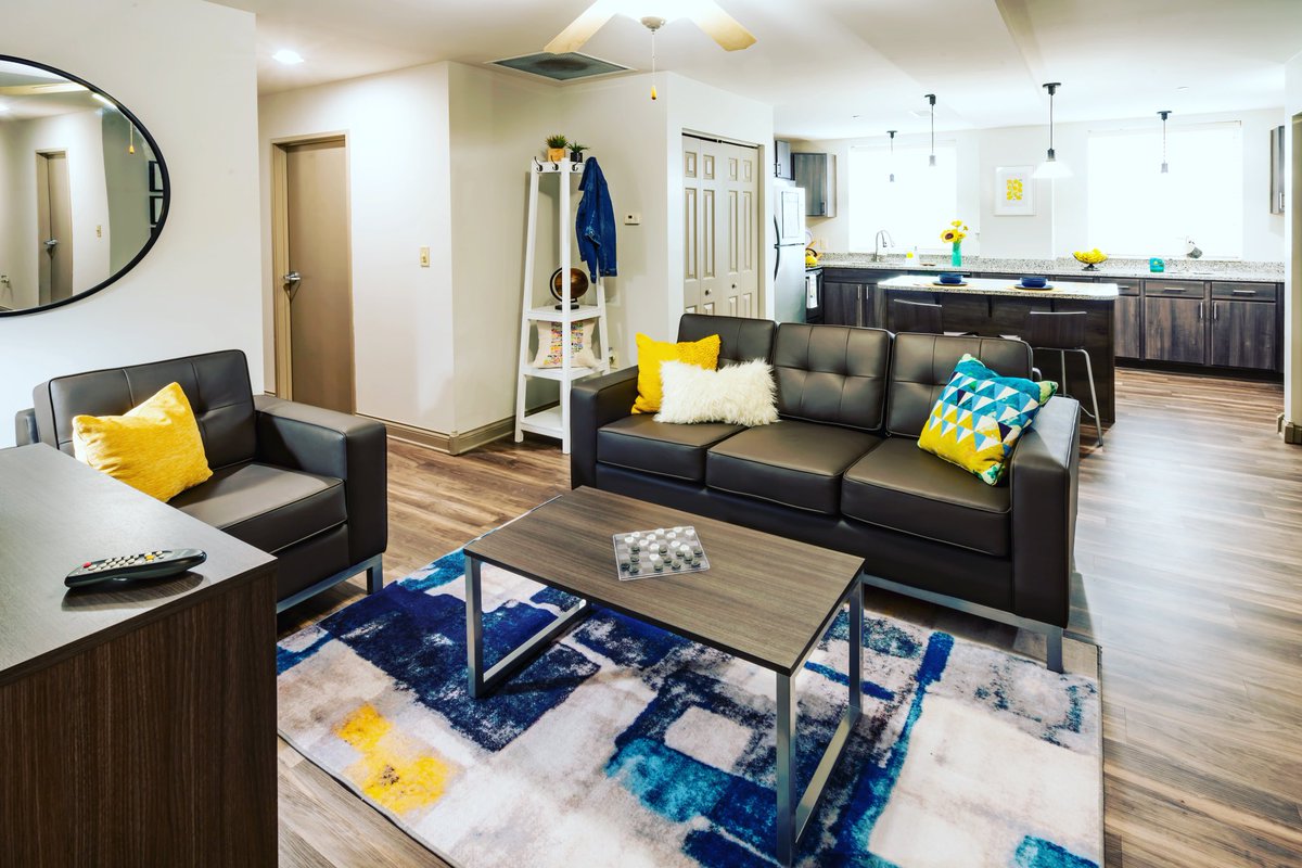 We only have 4 spaces left for next year everyone! If you want to live at The Avenue and you haven’t filled out an application, make sure you contact us today to get started! #theavenueoncollege #liveivonic