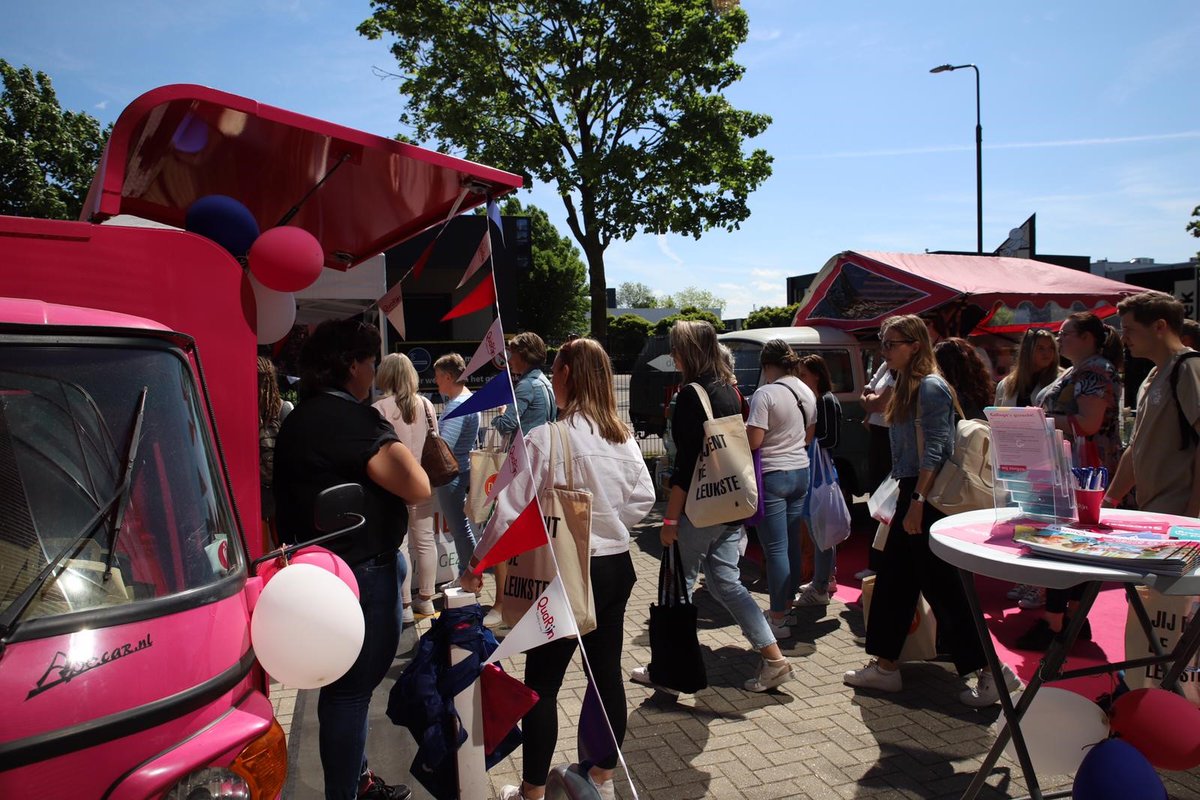 QuaRijn's tweet photo. Een grote groep zorgtoppers kwam vandaag naar de Florence Nightingale Fair @gemVeenendaal Kies jij ook voor een waardevolle baan bij ons in de ouderenzorg? #tuktuk https://t.co/whdmm2TmLL https://t.co/JqQKDu98Fr