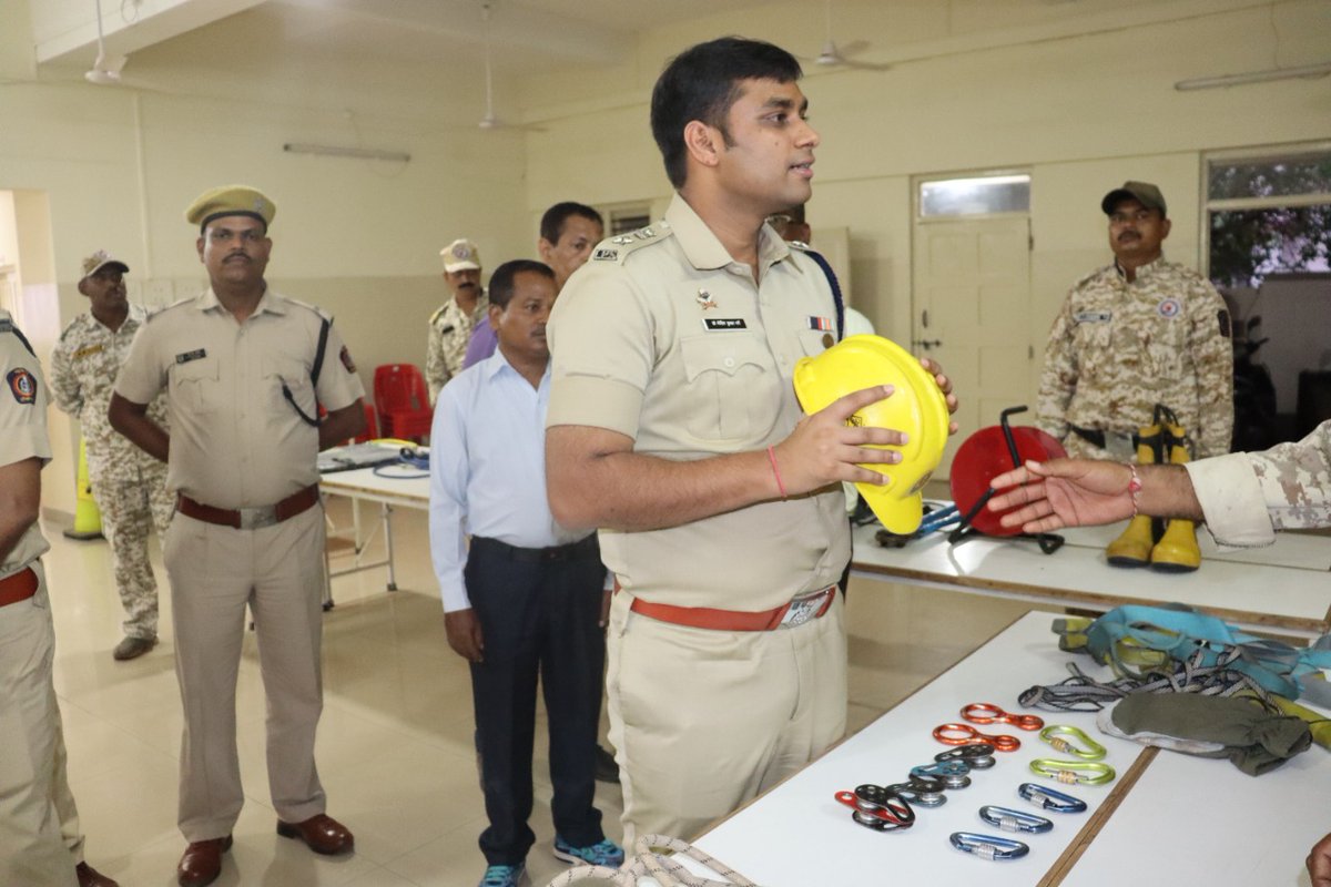 RatnagiriPolice's tweet photo. @DGPMaharashtra #ADGLnO @DMRatnagiri @ZPRatnagiri #Homeguards #DisasterManagementTraining #Ratnagiri #RatnagiriPolice https://t.co/0vw2W8wVN9