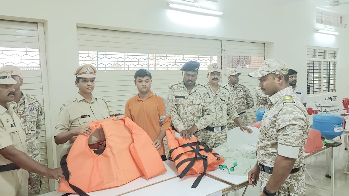 RatnagiriPolice's tweet photo. @DGPMaharashtra #ADGLnO @DMRatnagiri @ZPRatnagiri #Homeguards #DisasterManagementTraining #Ratnagiri #RatnagiriPolice https://t.co/0vw2W8wVN9