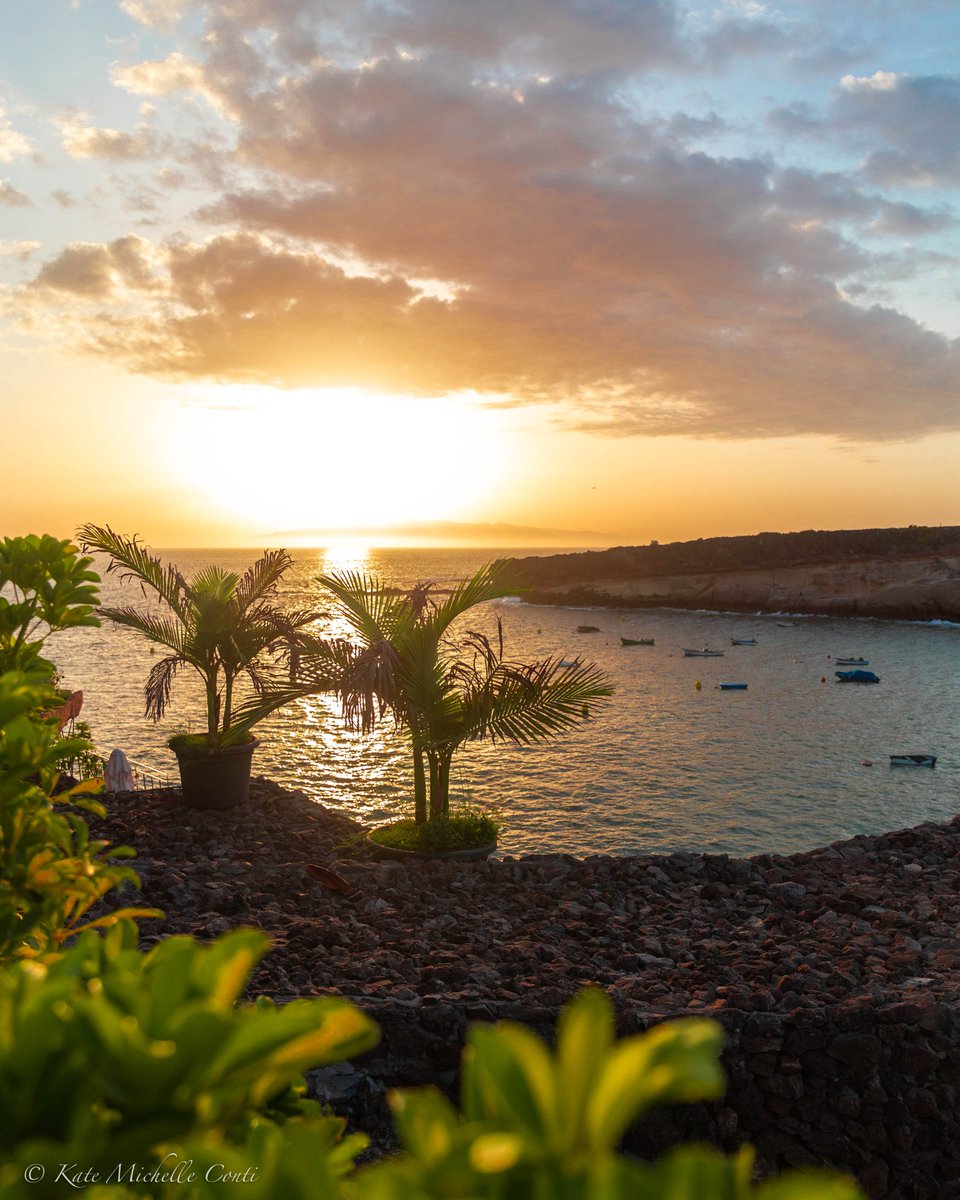 A nice sunset in a wonderful location is what our soul needs to feel lighter and brighter than ever ✨🧡

#TheItalianChica #Tenerife #PuertitodeAdeje #Canarias #CanaryIslands #Spain #Canon <a href="/CanonEspana/">Canon España</a> <a href="/spain/">Spain</a> @canarias_es