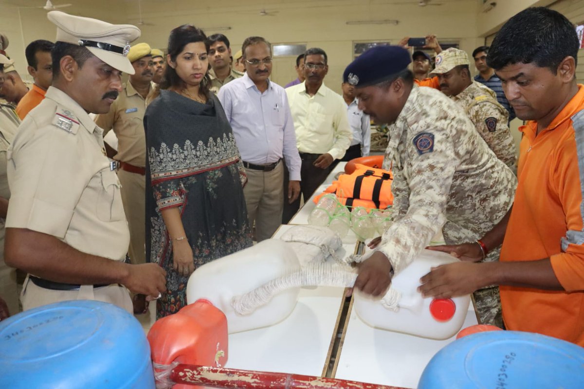 RatnagiriPolice's tweet photo. @DGPMaharashtra #ADGLnO @DMRatnagiri @ZPRatnagiri #Homeguards #DisasterManagementTraining #Ratnagiri #RatnagiriPolice https://t.co/B69ZIVYNh2