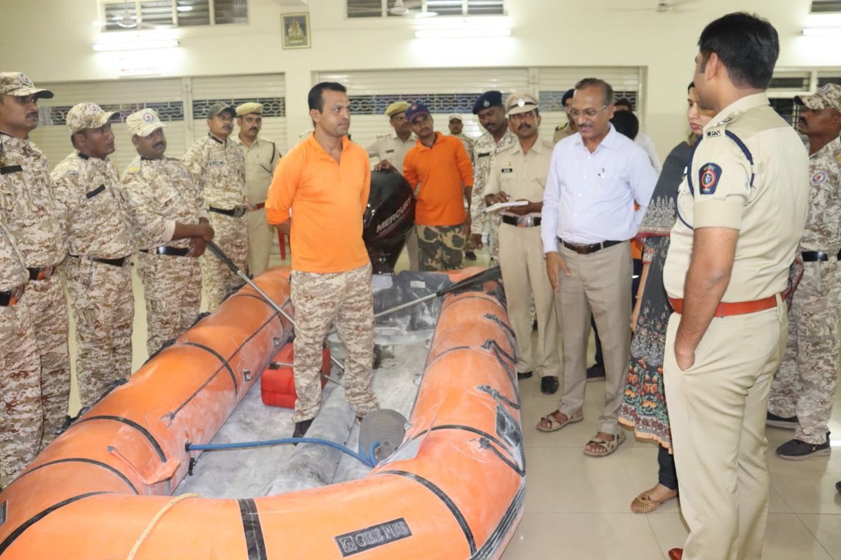 RatnagiriPolice's tweet photo. @DGPMaharashtra #ADGLnO @DMRatnagiri @ZPRatnagiri #Homeguards #DisasterManagementTraining #Ratnagiri #RatnagiriPolice https://t.co/B69ZIVYNh2