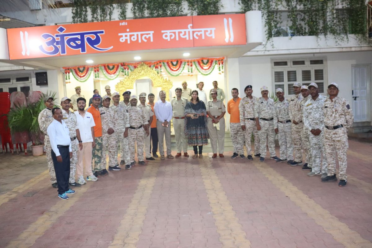 RatnagiriPolice's tweet photo. @DGPMaharashtra #ADGLnO @DMRatnagiri @ZPRatnagiri #Homeguards #DisasterManagementTraining #Ratnagiri #RatnagiriPolice https://t.co/B69ZIVYNh2