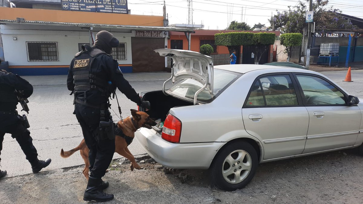 PNCdeGuatemala's tweet photo. #SeguridadYControl fase VII, es implementada en Villa Nueva, Amatitlán y Boca del Monte, participan Distrito Central, #SGAIA, #FEP, #DEIC, #DIDAE, #DPPS, Prevención del Delito y comisaría 15 para brindar seguridad a los vecinos.
#PolicíaNacionalCivil25añosdeProtegerYServir https://t.co/oAcvJQaGJE