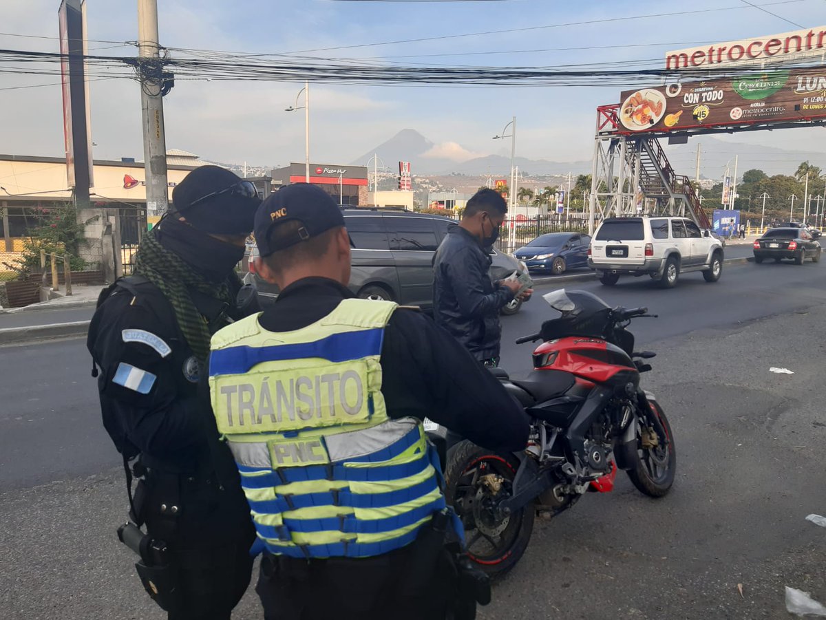 PNCdeGuatemala's tweet photo. #SeguridadYControl fase VII, es implementada en Villa Nueva, Amatitlán y Boca del Monte, participan Distrito Central, #SGAIA, #FEP, #DEIC, #DIDAE, #DPPS, Prevención del Delito y comisaría 15 para brindar seguridad a los vecinos.
#PolicíaNacionalCivil25añosdeProtegerYServir https://t.co/oAcvJQaGJE