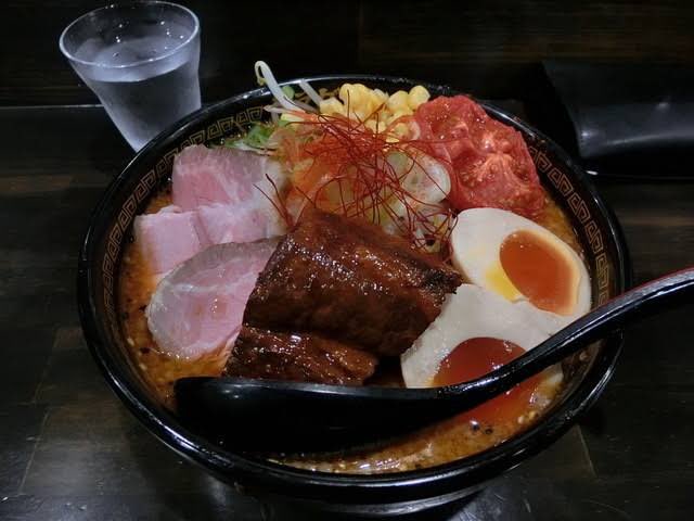 秋田は湯沢の隠れ家的(むしろ看板すら出してない)ラーメン屋、トラガスさんに行きたかったなぁ…臨時休業中らしいしなぁ…基本味噌ラーメンは頼まない僕が唯一県を跨いでまで食べ行くラーメン屋さん(';ω;`) 