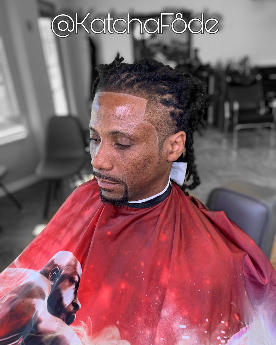 NeWayOfficial_'s tweet photo. I hit him with a crispy chicken combo 😮‍💨🧼🫧🫧💈 #Barber #barberlife #haircut #lineup https://t.co/uvO8e21CPM