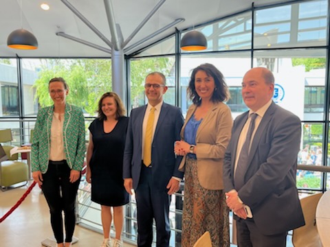 Wallonie-Bruxelles en France (@wb_france) on Twitter photo #Bilatéral #EconomieSociale 🇫🇷🇧🇪| Visite de la Ministre <a href="/christiemorreal/">Christie Morreale</a> à l'<a href="/essec/">ESSEC Business School</a> ! Rencontre avec son DG <a href="/VVinzi/">Vincenzo Esposito Vinzi</a> et <a href="/acpache/">Anne-Claire Pache</a>, Professeur et Docteur honoris causa 👩🎓de l'<a href="/UniversiteLiege/">Université de Liège</a>
Partage d'expériences pour la promotion de l'économie sociale et solidaire🫂 #Bilatéral #EconomieSociale 🇫🇷🇧🇪| Visite de la Ministre <a href="/christiemorreal/">Christie Morreale</a> à l'<a href="/essec/">ESSEC Business School</a> ! Rencontre avec son DG <a href="/VVinzi/">Vincenzo Esposito Vinzi</a> et <a href="/acpache/">Anne-Claire Pache</a>, Professeur et Docteur honoris causa 👩🎓de l'<a href="/UniversiteLiege/">Université de Liège</a>
Partage d'expériences pour la promotion de l'économie sociale et solidaire🫂