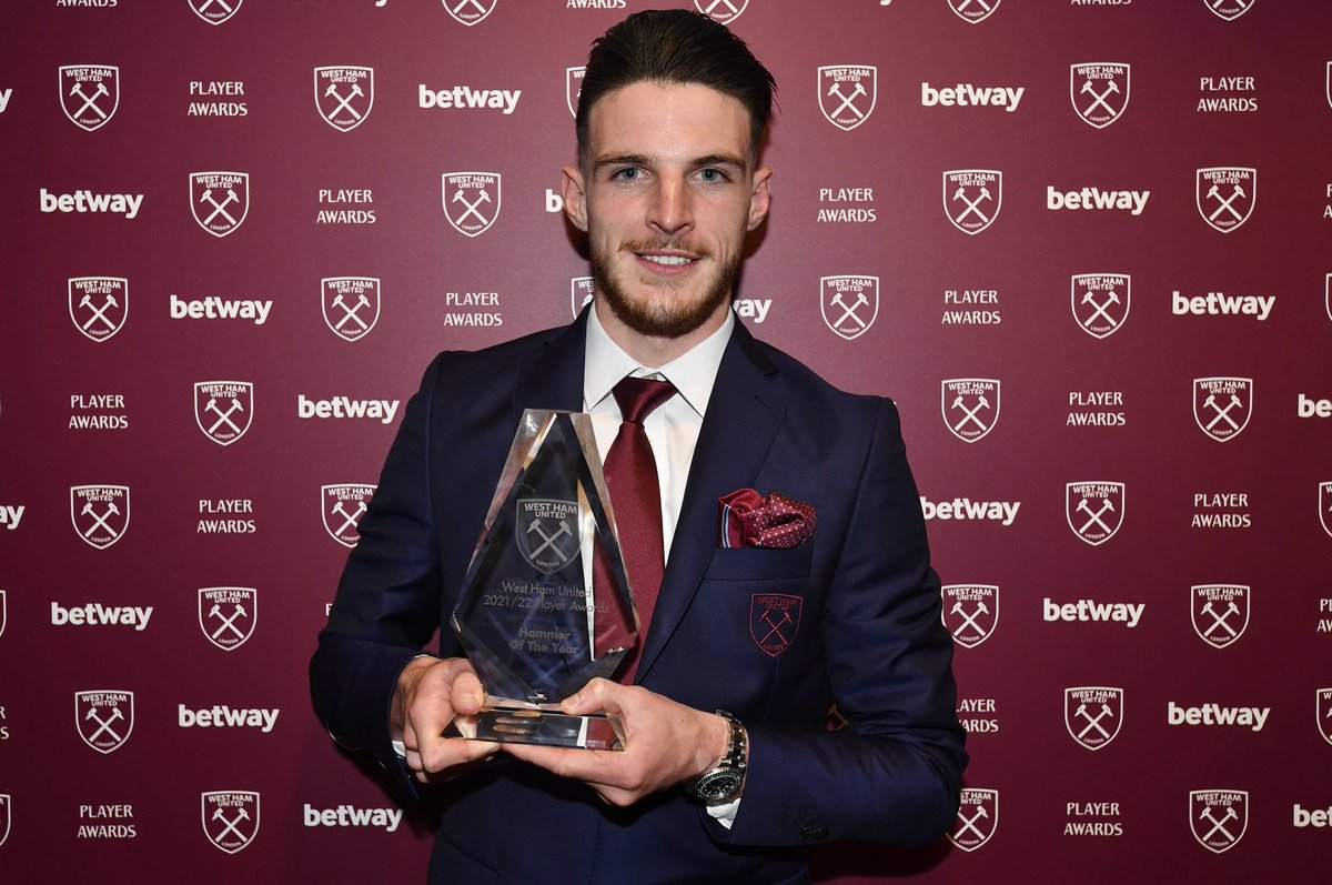 DeadlineDayLive's tweet image. 🚨 𝐁𝐑𝐄𝐀𝐊𝐈𝐍𝐆: West Ham have offered Manchester United and Chelsea target Declan Rice an 8-year contract worth £200,000-a-week.

(Source: @talkSPORT)