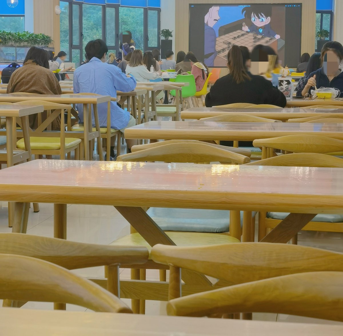 学校食堂的电视在放名侦探柯南🤣