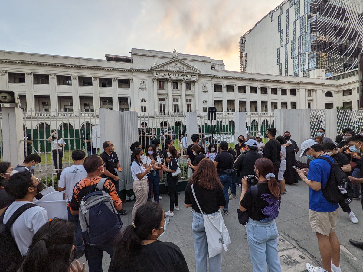 TheLaSallian's tweet photo. HAPPENING NOW: A candle lighting ceremony is being held at the St. La Salle Hall driveway. Various individuals and groups gather for prayers, in hopes of a truthful resolution of #Halalan2022 issues. https://t.co/CECmzM9XDf
