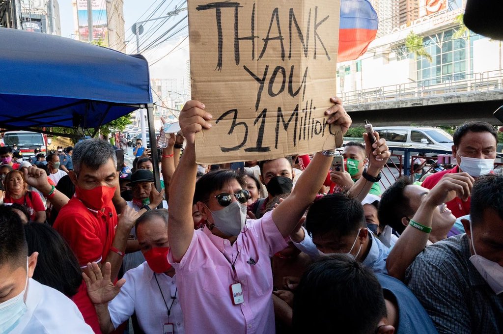 lisamariedavid's tweet photo. Philippine presidential candidate Ferdinand "Bongbong" Marcos Jr., son of late dictator Ferdinand Marcos, holds a placard thanking supporters who voted for him, outside his headquarters in Mandaluyong City, Metro Manila, Philippines, May 11, 2022. Photos for Reuters. https://t.co/cDc5V0pEuU