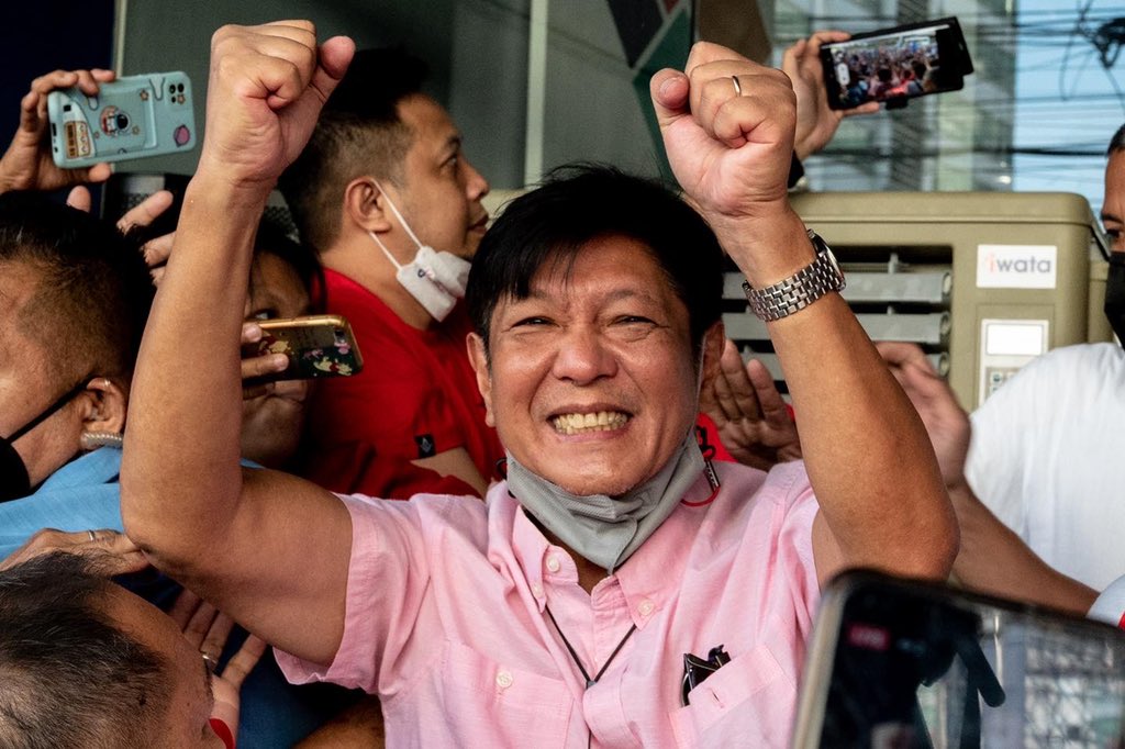 lisamariedavid's tweet photo. Philippine presidential candidate Ferdinand "Bongbong" Marcos Jr., son of late dictator Ferdinand Marcos, holds a placard thanking supporters who voted for him, outside his headquarters in Mandaluyong City, Metro Manila, Philippines, May 11, 2022. Photos for Reuters. https://t.co/cDc5V0pEuU