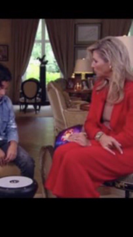 doubleDutchquak's tweet photo. Queen Maxima of The Netherlands signing the devils horns during an interview with a young child https://t.co/m8wPhc27NJ