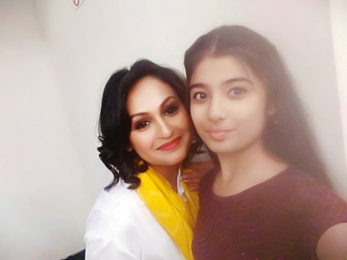 SPandey22222's tweet photo. Our first pic is with Archana Mam 😊❤ Despite being such a big celebrity, she is very simple, comfortable and a good person, it was a great pleasure to meet her😊❤🙏 @ArchanaTaide @ashish30sharma @DharmishthaD
#Khejdi #screening #IIMCFF #delhi https://t.co/LtV6CV1sz8