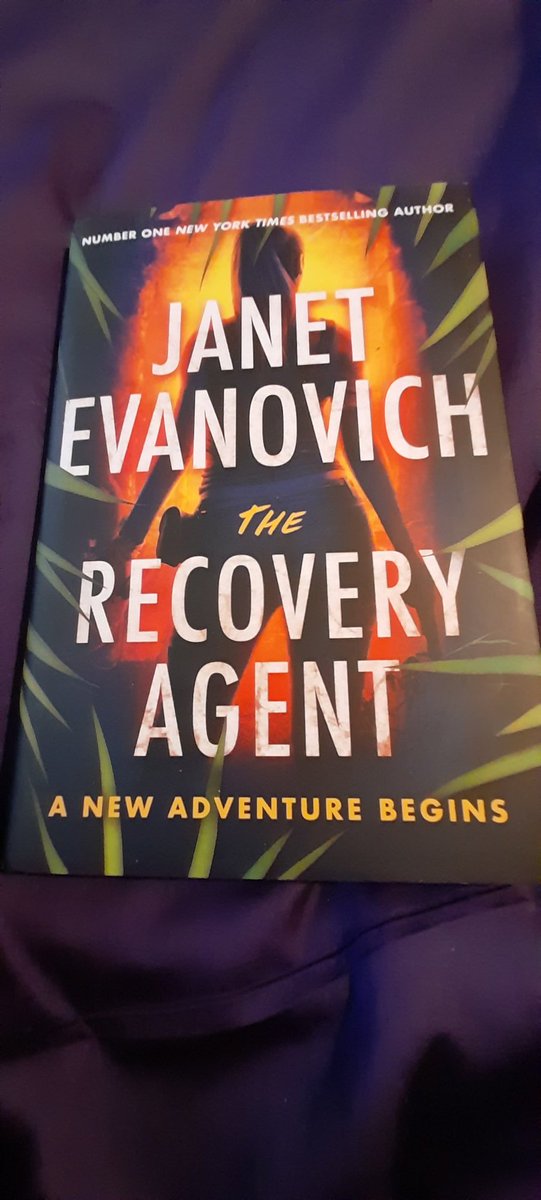 Lizzy11268's tweet photo. Next up was #TheRecoveryAgent @janetevanovich
Romancing the Stone for a new generation with a kick ass female lead and a genuine sense of adventure. A whole lot of fun. https://t.co/cOmitmcqln