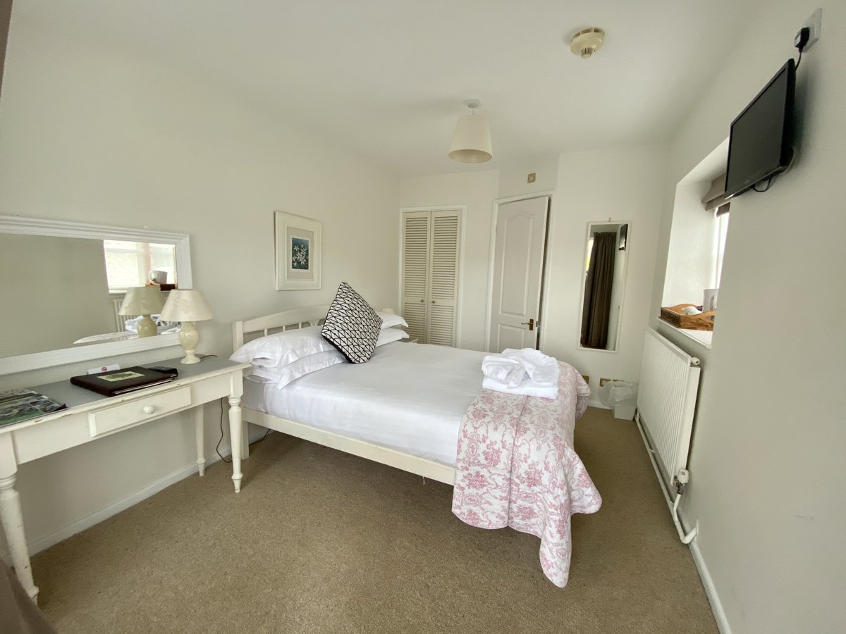 HomeFarmHotel's tweet photo. In keeping with the hotel all the rooms at Home Farm Hotel are individual in character and decor and vary in size from singles to large superior/family rooms. Perfect comfort for a weekend break or longer!
#BeautifulDevon #VisitDevon #BankHolidayGetaway #WeekendBreak https://t.co/hBsP2Z7wHW
