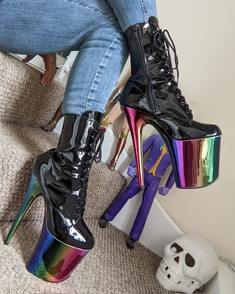 MistressSyanne's tweet photo. So worth the wait 🥰 all the way from America Pleaser Rainbow Extreme Chrome High Heeled Boots 🥰🥰🥰 #pleaserheels #extreme #extremehighheels #pride #rainbows #chromeheeledboots #bootaddiction https://t.co/KcBdyOONK4