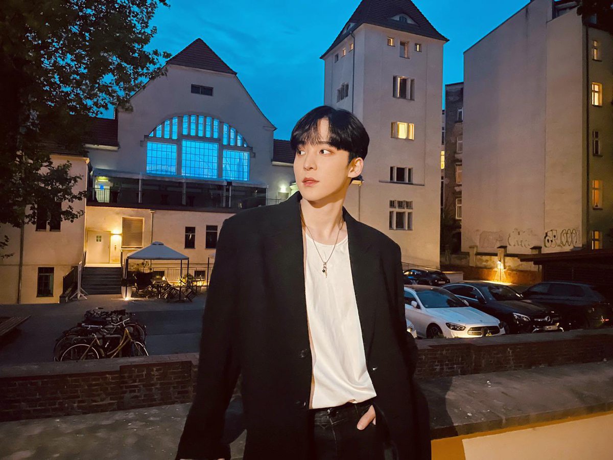 galleryunho's tweet photo. you're going to dinner with him. what outfit would you wear? pls qrt!! https://t.co/VOX6pwLQmY