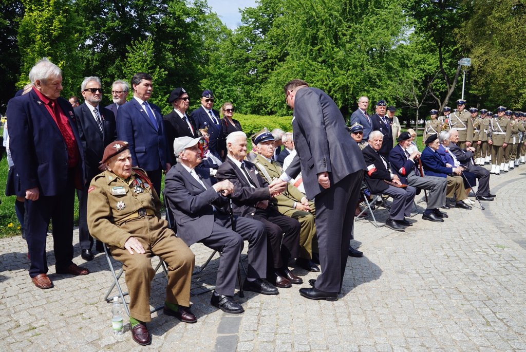 Kombatanci's tweet photo. Przy pomniku #MonteCassino w #Warszawa właśnie odbywają się obchody 78. rocznicy rozpoczęcia jednej z najsłynniejscych bitew II wojny światowej. Wraz z Kombatantami i Weteranami oddajemy hołd zwycięskim żołnierzom #2KorpusPolski oraz ich dowódcy #GenAnders. https://t.co/btDJgcyf9Y
