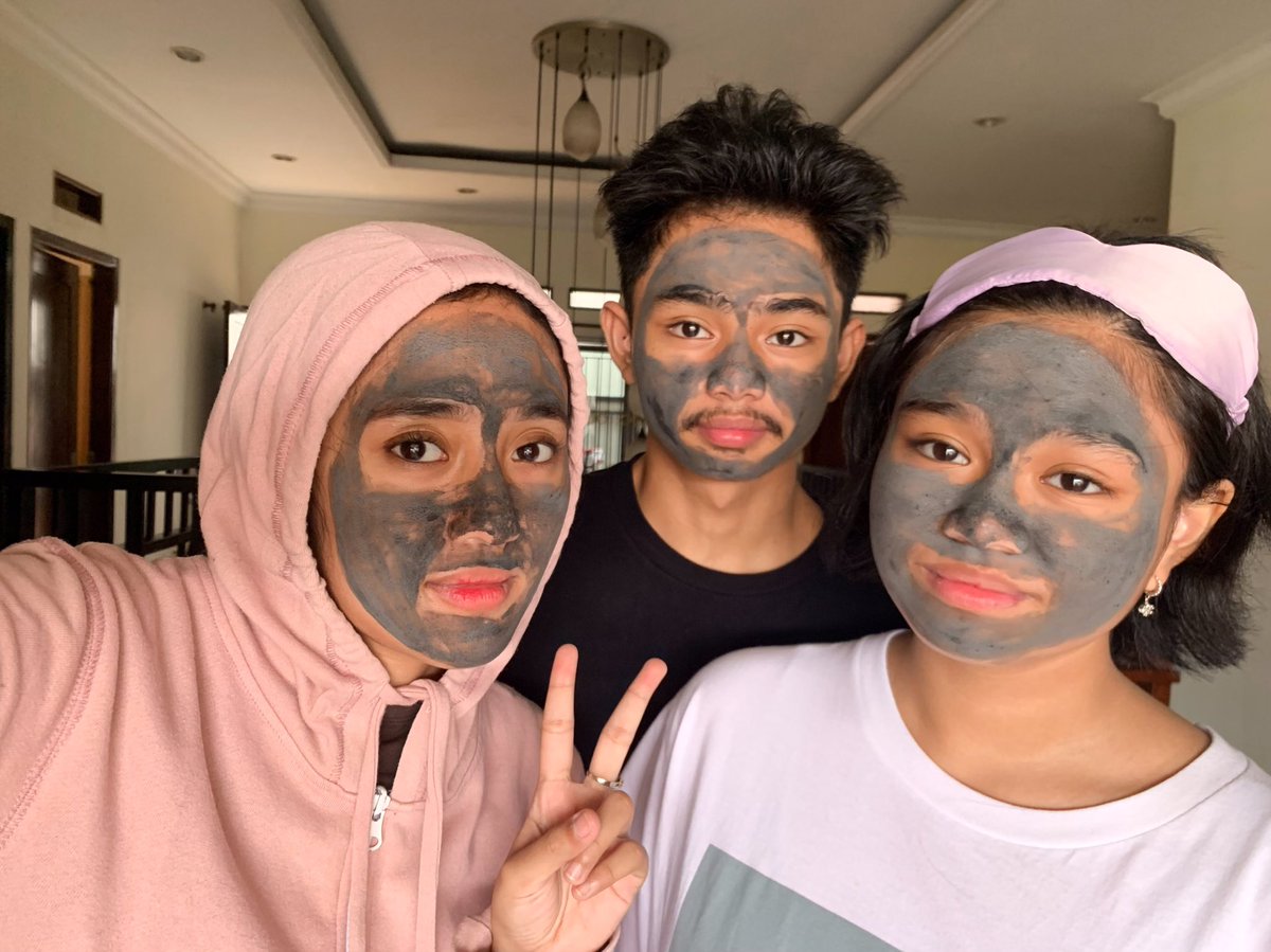 sakhansaaa's tweet photo. Nyobain amazonian charcoal clay mask gara-gara ngeliat Kak @ulfanabila97 make.. ini masker sensasi dinginnya seru banget HAHAHA tadinya Naufal males maskeran tapi pas Gina &amp; aku bilang enak langsung ikutan🤣 abis dibilas muka jadi DINGIIIN bgt. Pokoknya bagus bgt🥺♥️ https://t.co/Cjgr2SsCj0
