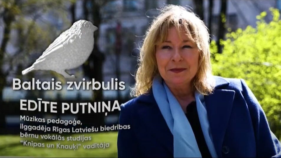 RLB_lv's tweet photo. Sirsnīgi sveicam RLB biedri, ilggadējo RLB kultūrizglītības centra "Knīpas un Knauķi" vadītāju Edīti Putniņu, saņemot @RigasDome Izglītības, Kultūras un Sporta Departamenta Gada balvu kultūrā BALTAIS ZVIRBULIS 2021  nominācijā "Par ilgstošu un nozīmīgu profesionālo ieguldījumu"! https://t.co/zDGer42V6F