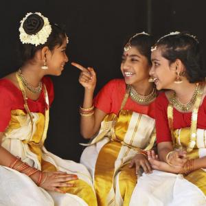During Onam, women dress up in beautiful Kasavu saris, traditionally known as Onam Saris or Kerala Saris. They also adorn themselves with stunning Kerala jewellery, such as Kasumalai, Jasmine bud necklace, and koda kadukkan. To know more  bit.ly/3jkDssM
#nftart #Indian