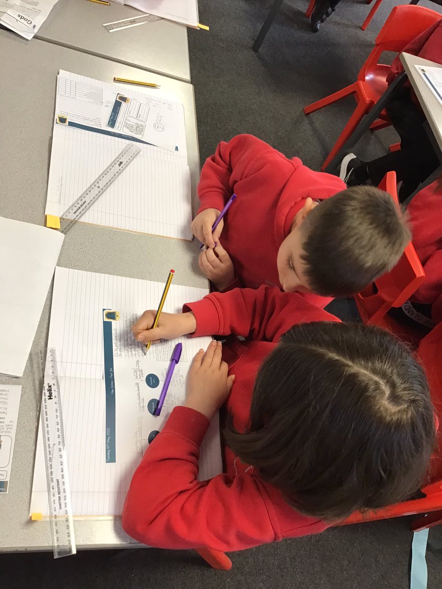 OakfieldY4's tweet photo. Working together to critique our writing plans to get them ready to write our final drafts #oakfieldenglish https://t.co/7YW7JhJ5Qv