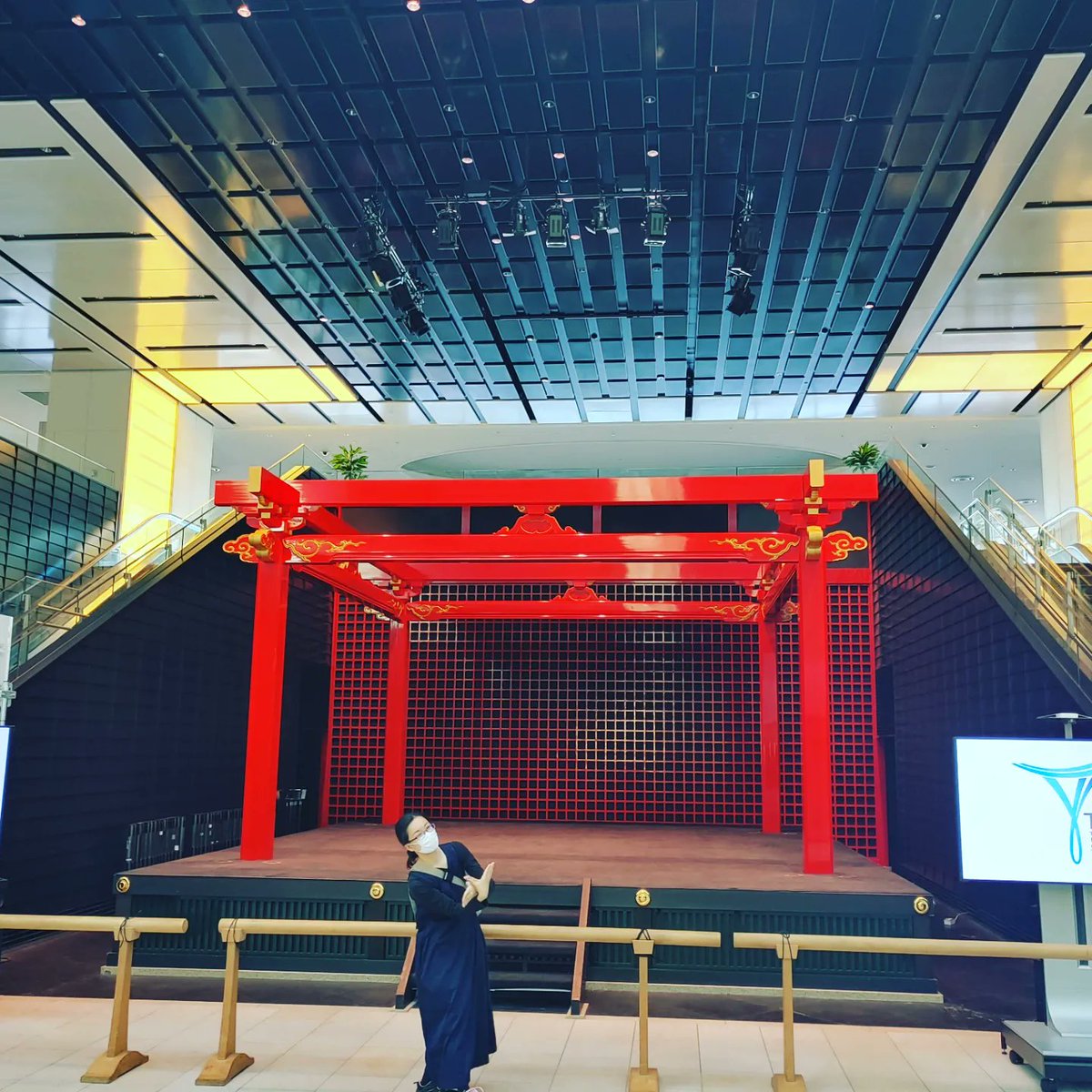 yoshiryukakashi's tweet photo. 欧州ANIMAREツアー出発日✈②

人が居ないので、ウロウロし放題
が、お店もほとんどやっていなーい

#かかし座 #海外公演 #出国前 
#羽田空港第3ターミナル #羽田空港国際線ターミナル 
#edomarketplace https://t.co/BEOQhNmSZ2