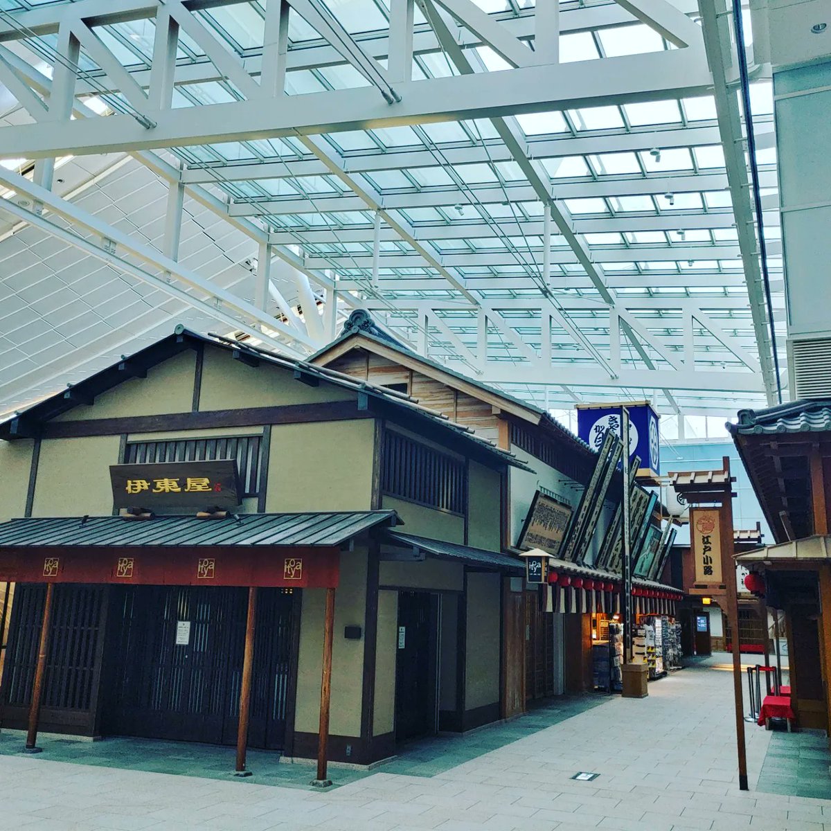 yoshiryukakashi's tweet photo. 欧州ANIMAREツアー出発日✈②

人が居ないので、ウロウロし放題
が、お店もほとんどやっていなーい

#かかし座 #海外公演 #出国前 
#羽田空港第3ターミナル #羽田空港国際線ターミナル 
#edomarketplace https://t.co/BEOQhNmSZ2