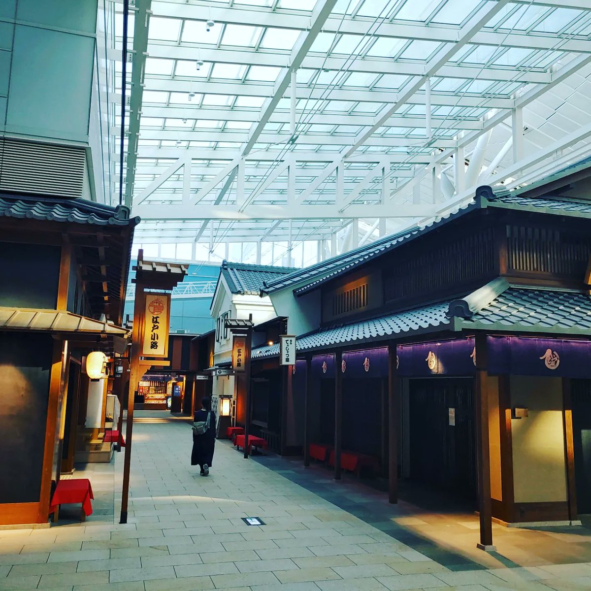 yoshiryukakashi's tweet photo. 欧州ANIMAREツアー出発日✈②

人が居ないので、ウロウロし放題
が、お店もほとんどやっていなーい

#かかし座 #海外公演 #出国前 
#羽田空港第3ターミナル #羽田空港国際線ターミナル 
#edomarketplace https://t.co/BEOQhNmSZ2