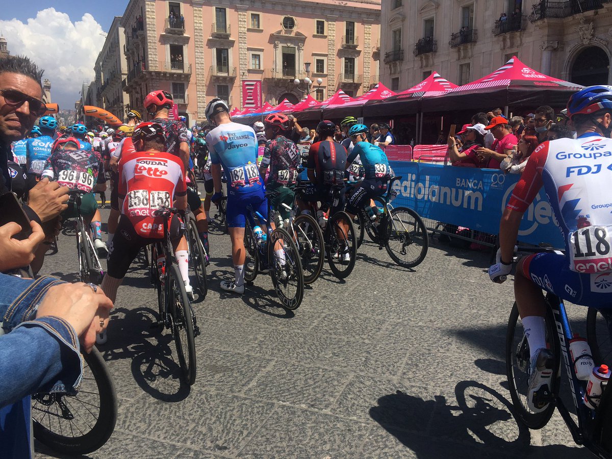 Ilfattoweb's tweet photo. #giroditalia2022 #Catania https://t.co/omz4EBIRnQ