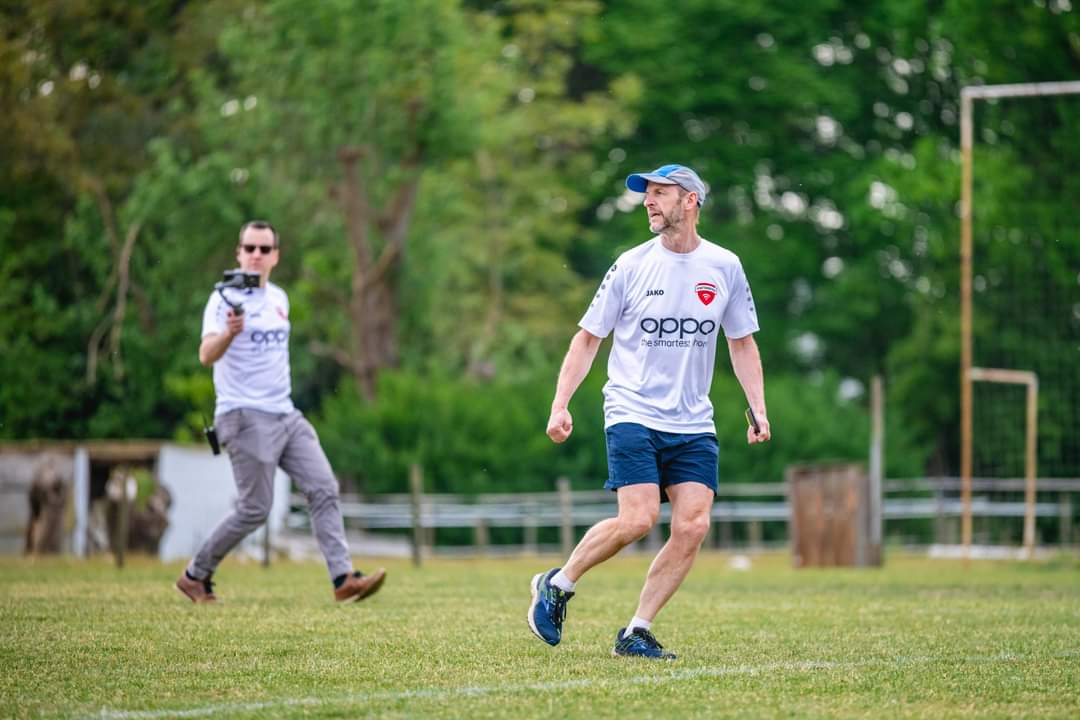 Leugens natuurlijk. Iedereen weet dat deze man de MVR (most valuable referee) was.