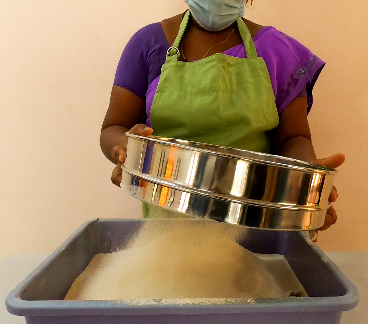 fiveelement_ffh's tweet image. Sifting does more than just getting rid of bugs. The process combines air with the ingredient being sifted and separates the lumps or dust particles from the flour.

#sifting #cleaningprocess #wheatcleaning #organicwheat #s2organicfoodsindia #fiveelementfoodfromheaven