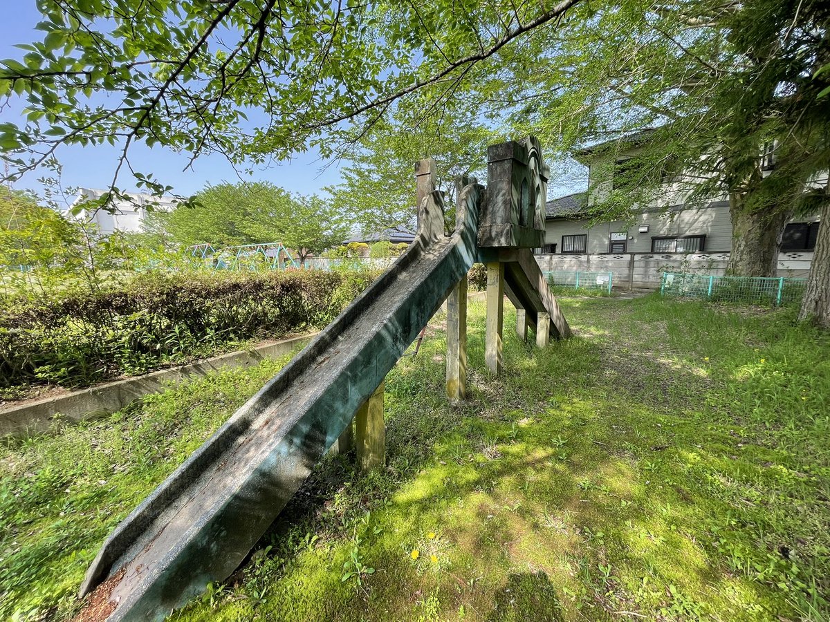 m16goqugm's tweet photo. 石の滑り台@石岡市 石岡市内に看板建築をもたらした土屋辰之助氏の作品。石岡小学校グランド内の端にぽつんと置かれており,何故ここに滑り台が設置されたかは不明。"オスナ ニコニコ"というメッセージもほっこりする。#近代建築 https://t.co/6qFsbBGh77