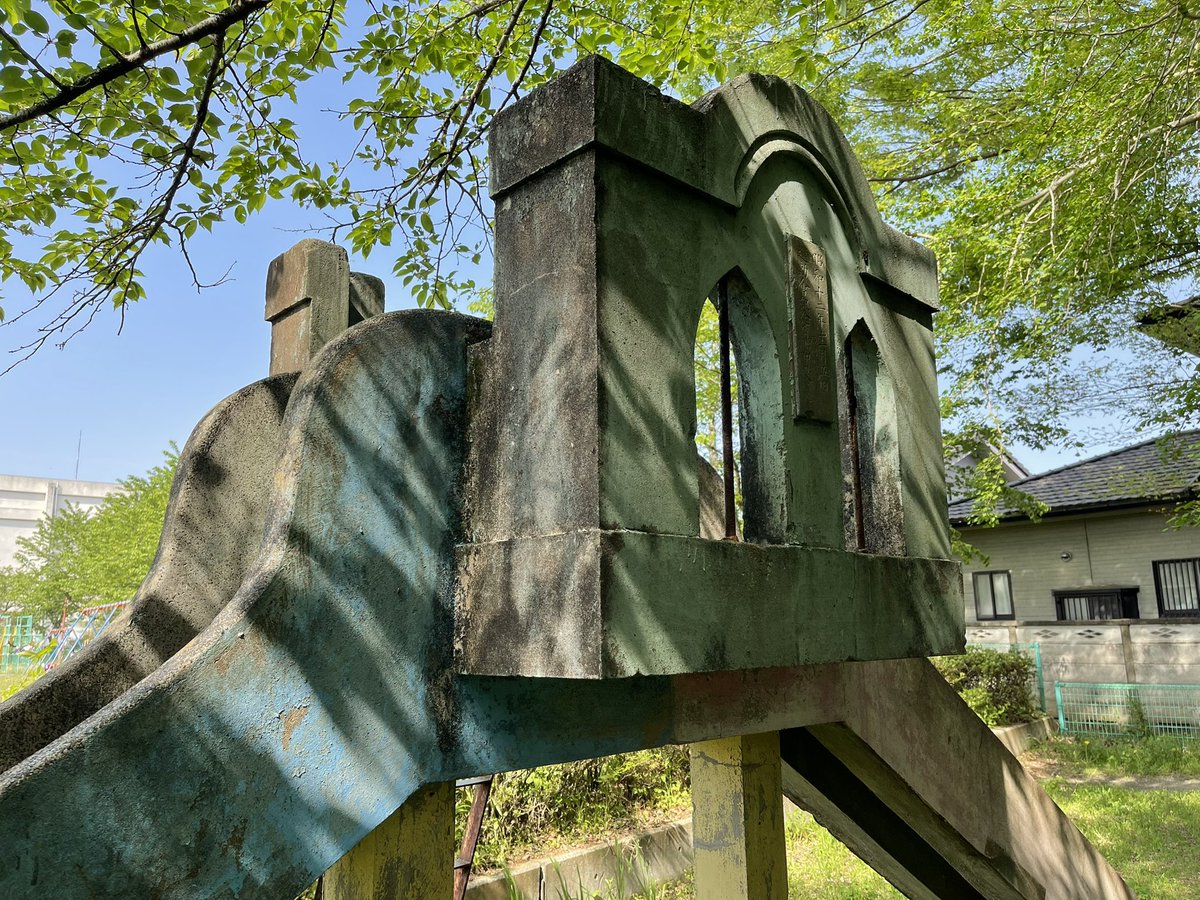 m16goqugm's tweet photo. 石の滑り台@石岡市 石岡市内に看板建築をもたらした土屋辰之助氏の作品。石岡小学校グランド内の端にぽつんと置かれており,何故ここに滑り台が設置されたかは不明。"オスナ ニコニコ"というメッセージもほっこりする。#近代建築 https://t.co/6qFsbBGh77