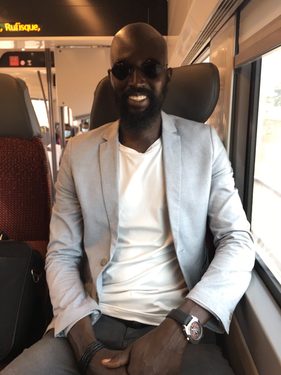 coachmacmic's tweet photo. Il faut refaire la voix wolof du TER 🙄
Train = saxaar 
Arrêt = dëkk (ici) = taxawu waay ou taxawu kaay
Par exemple: «  saxar bii, jam ñaajo la jëm; dëkk bi ñuy duggu nii ( wala bi ñu dëgmal nii) mooy tëngéej. Jaangeen jëf » 
Être rigoureux dans nos langues reflète notre charisme https://t.co/NaRvIL9Tgo