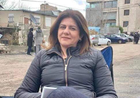TA65A's tweet photo. الراحلة شيرين ابو عاقلة 
- مواليد ١٩٧١ في القدس 
- حاصلة على بكالوريوس في الصحافة والاعلام من جامعة اليرموك في الاردن 
- درست الهندسة المعمارية في الاردن 
- اصلها من بيت لحم وتحمل الجنسية الأمريكية- عملت في الاونروا واذاعة فلسطين ومونت كارلو - في قناة الجزيرة منذ ١٩٩٧ https://t.co/akxCyiFCdw