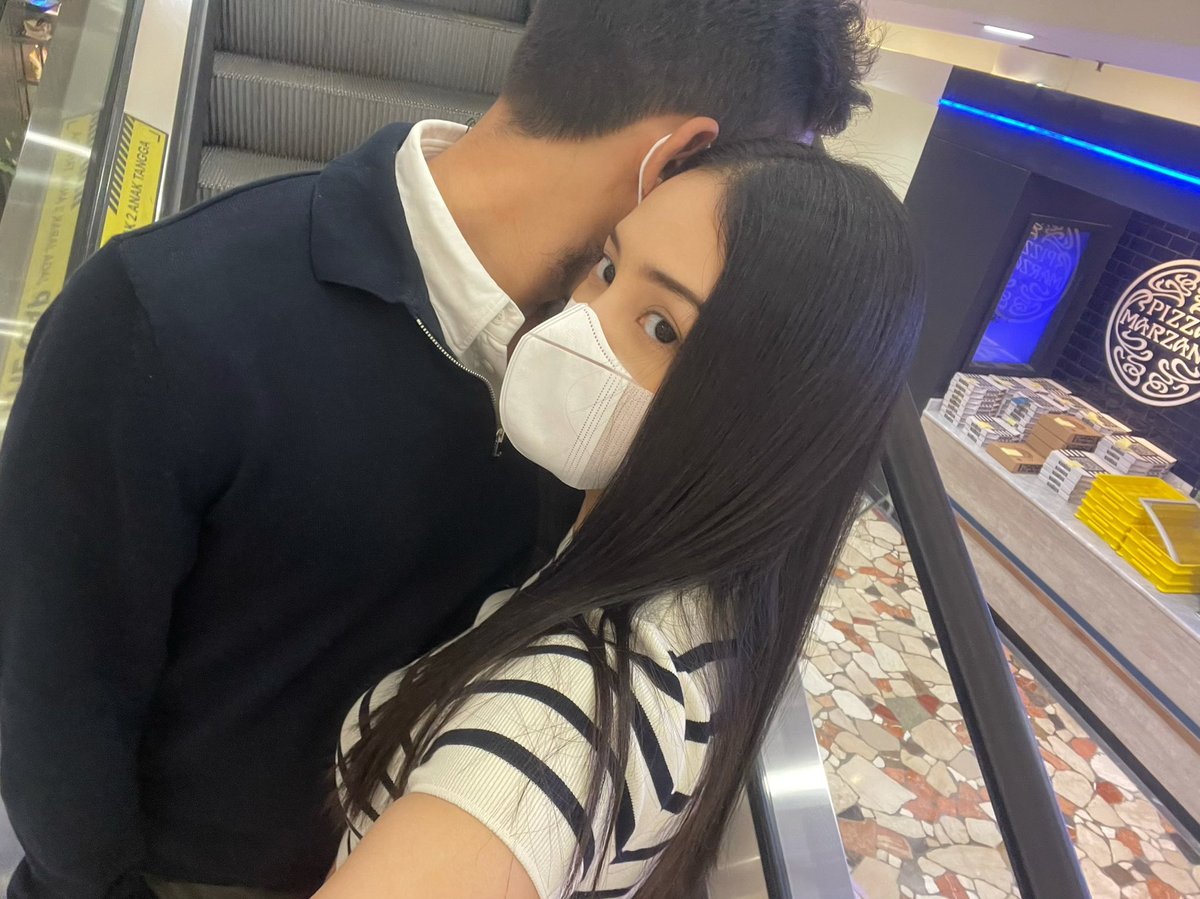 enk bgtt pelukan sbntr di eskalator