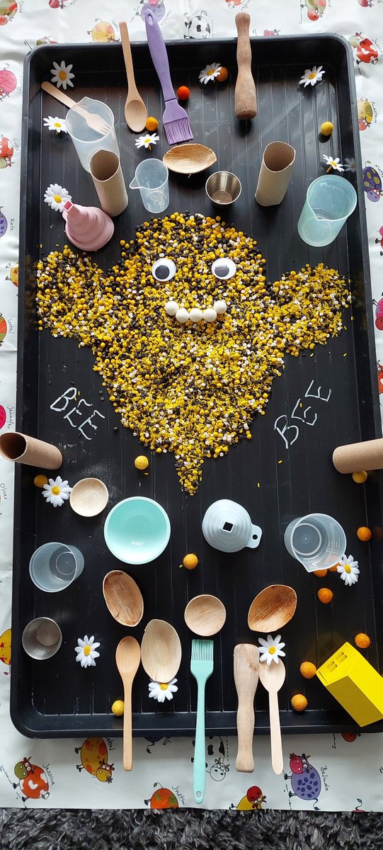 Harrygreeneyesx's tweet photo. Bee themed messy play today for the children
Buzzing buzz buzz #LarryIsReal
#keepyouropinionstoyourself
#tiredofhate https://t.co/Nf7Qza4qqY