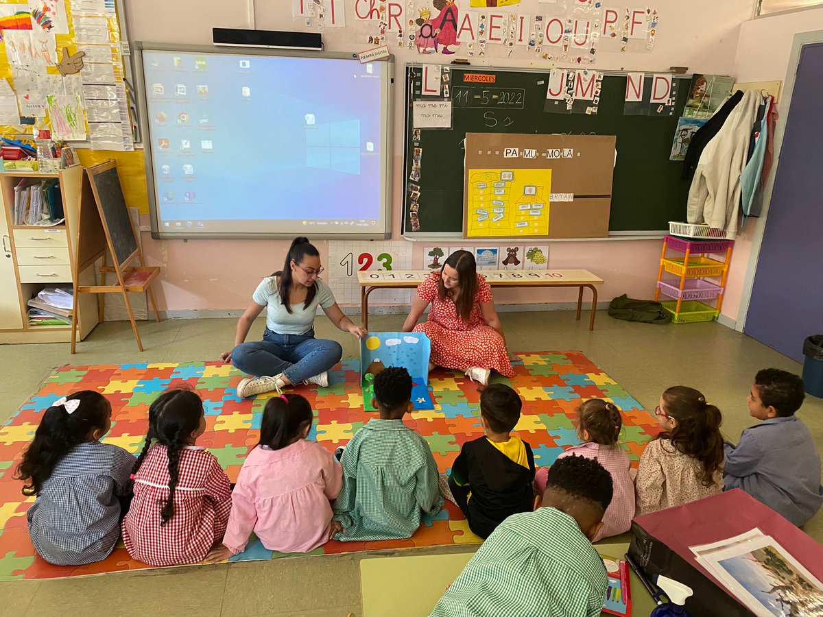CeipHernandez's tweet photo. Los alumnos educación infantil del CEIP Miguel Hernández han disfrutado de la visita de las alumnas de la UVA de ciencias sociales.
@educacyl @UVa_es https://t.co/eJVmzOkZ0G